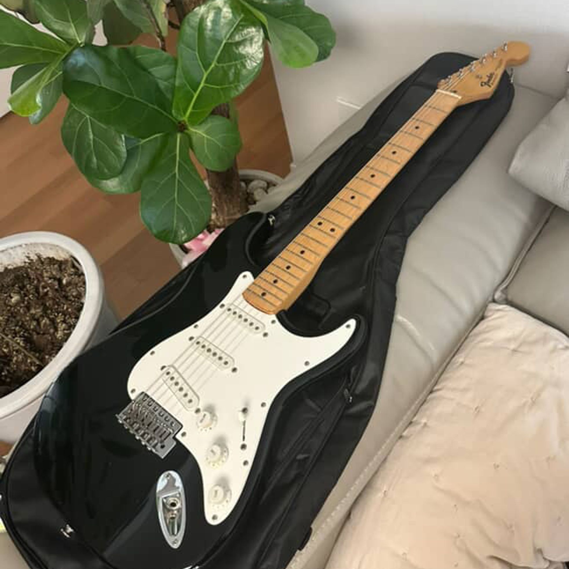 Fender-Stratocaster-2