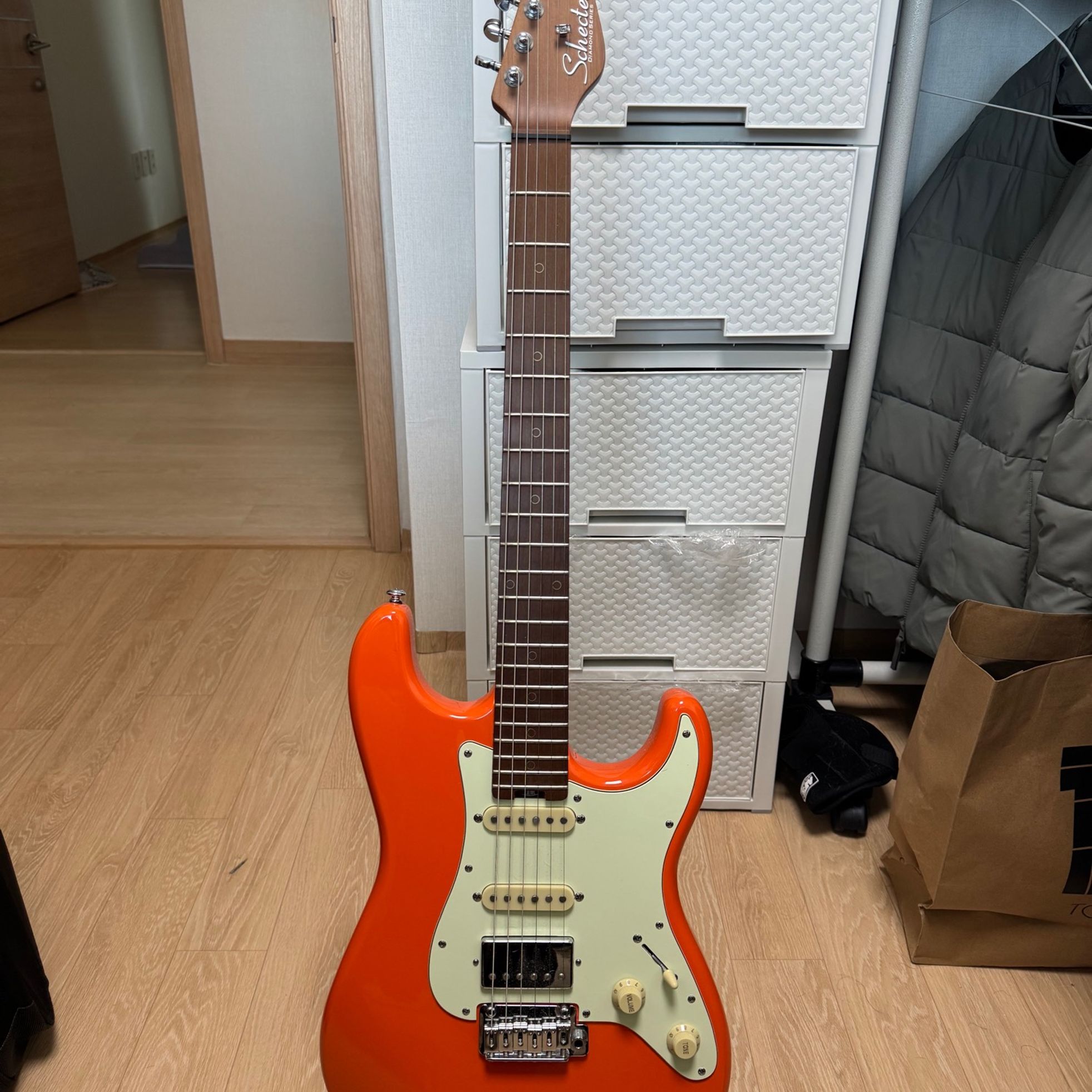 Schecter-Nick Johnston Traditional-1