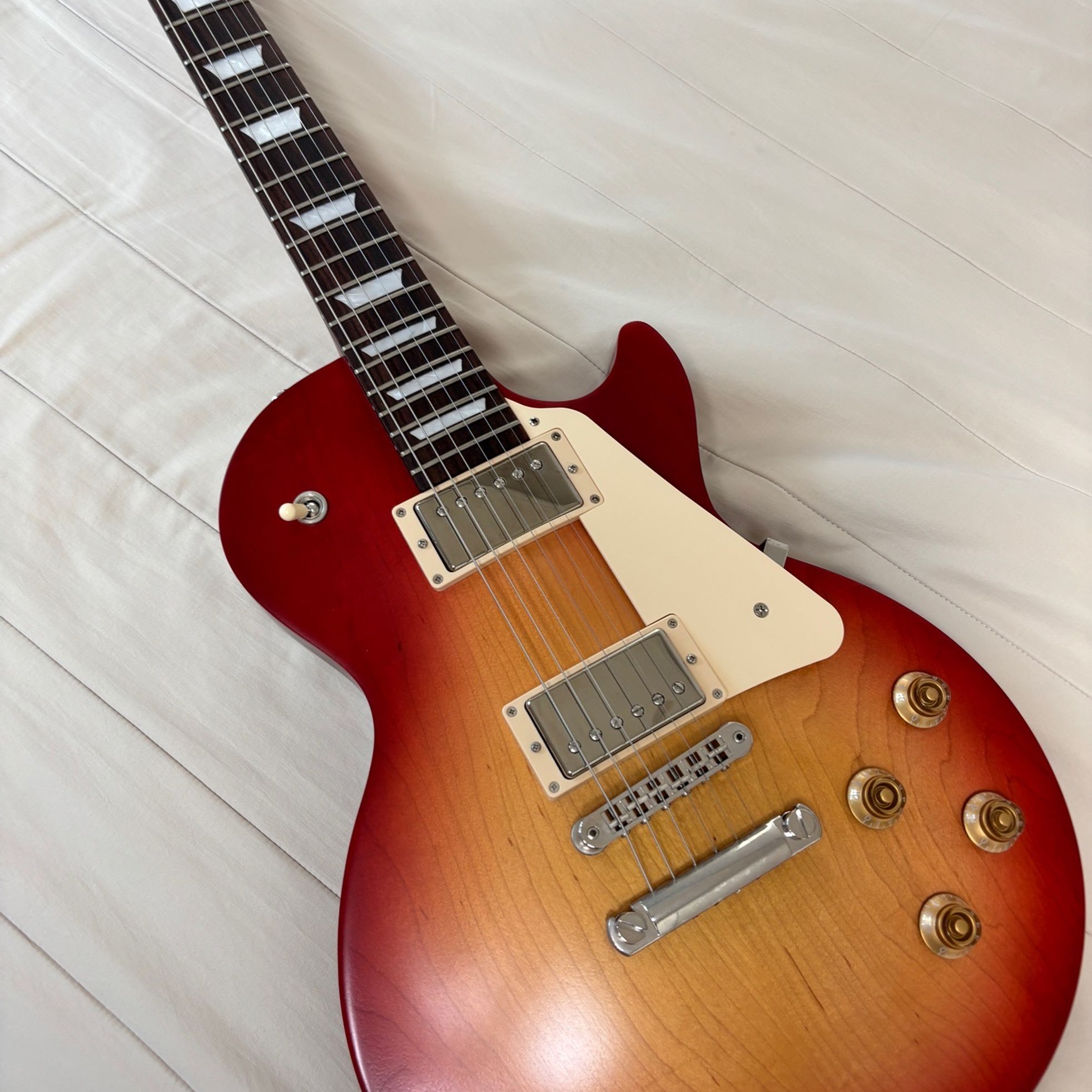 Gibson-Les Paul Tribute-1