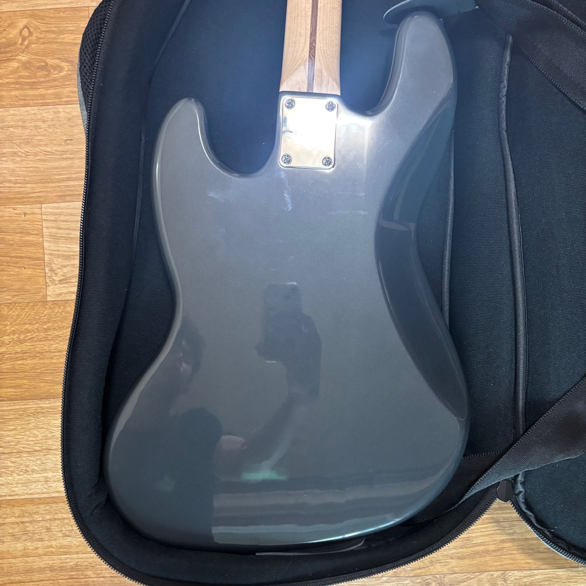 Squier-Affinity Jazz Bass-2