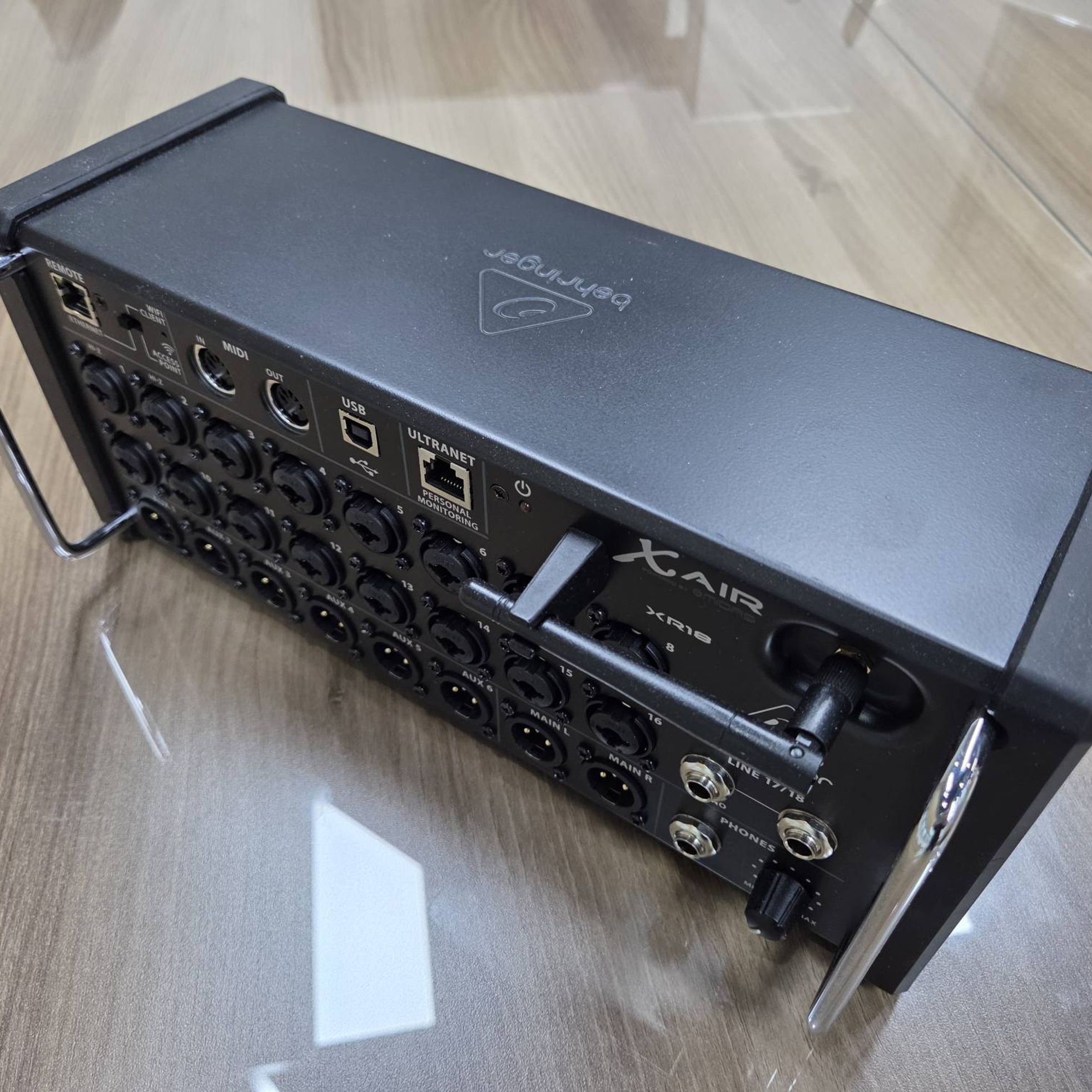 Behringer-XR18-1