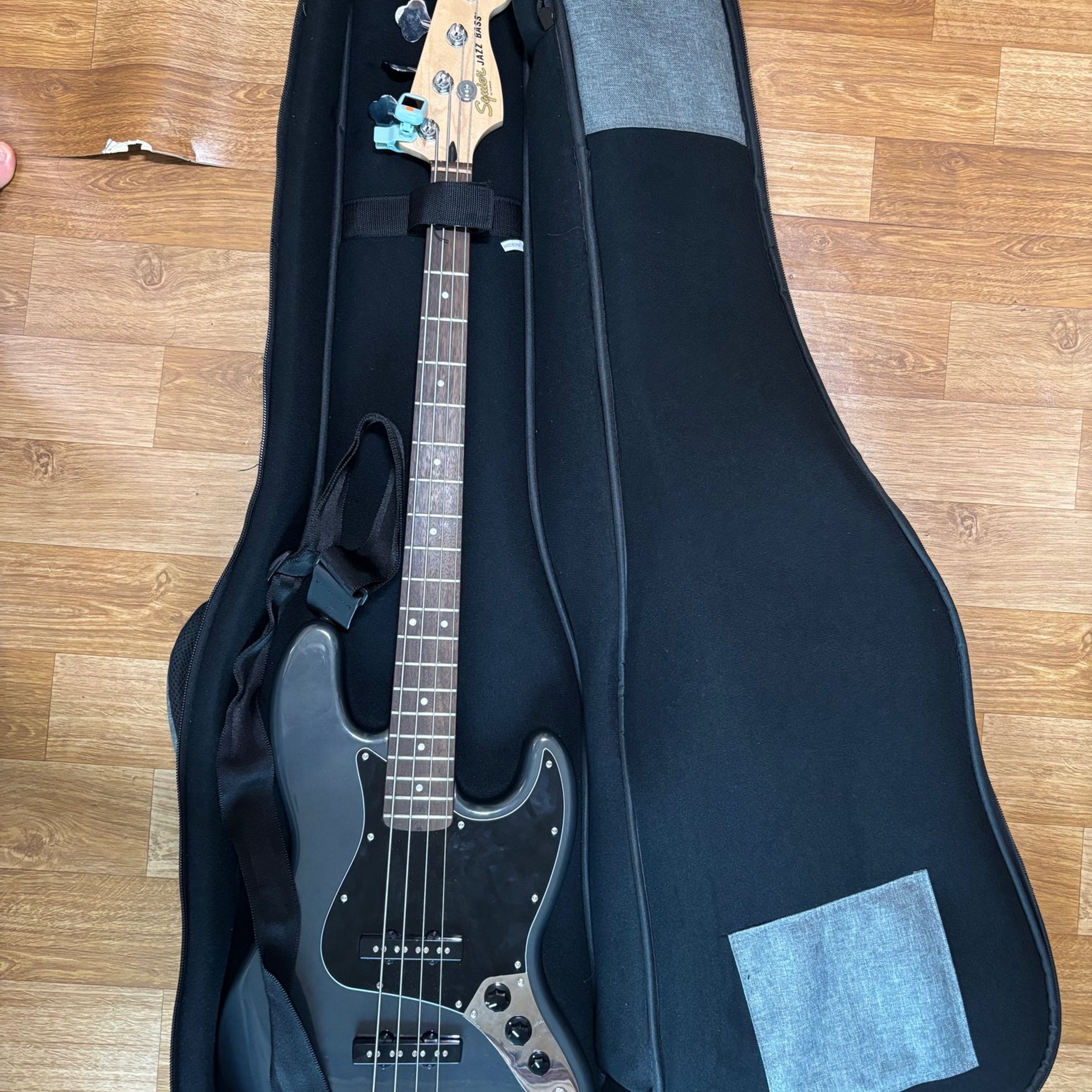 Squier-Affinity Jazz Bass-1
