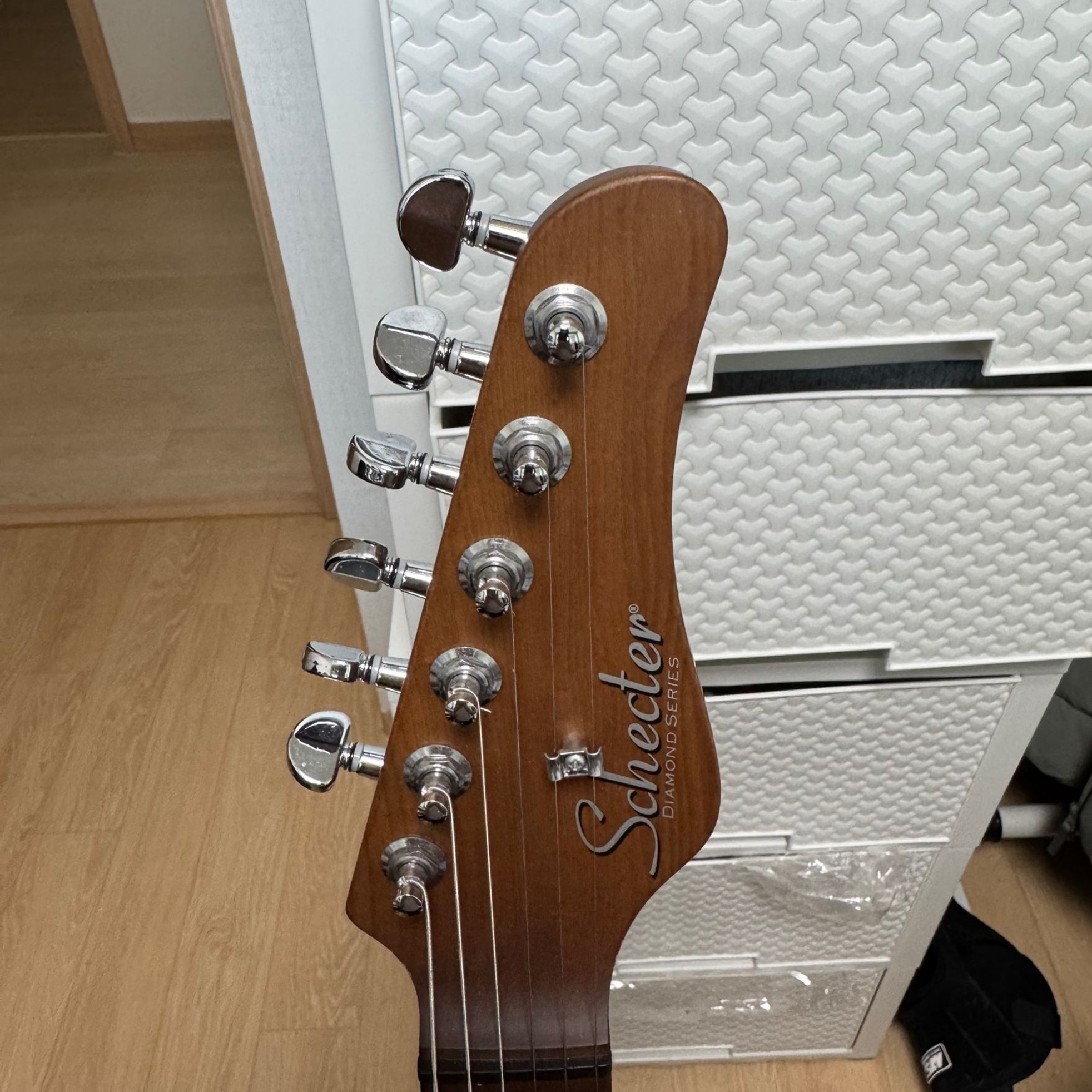 Schecter-Nick Johnston Traditional-2