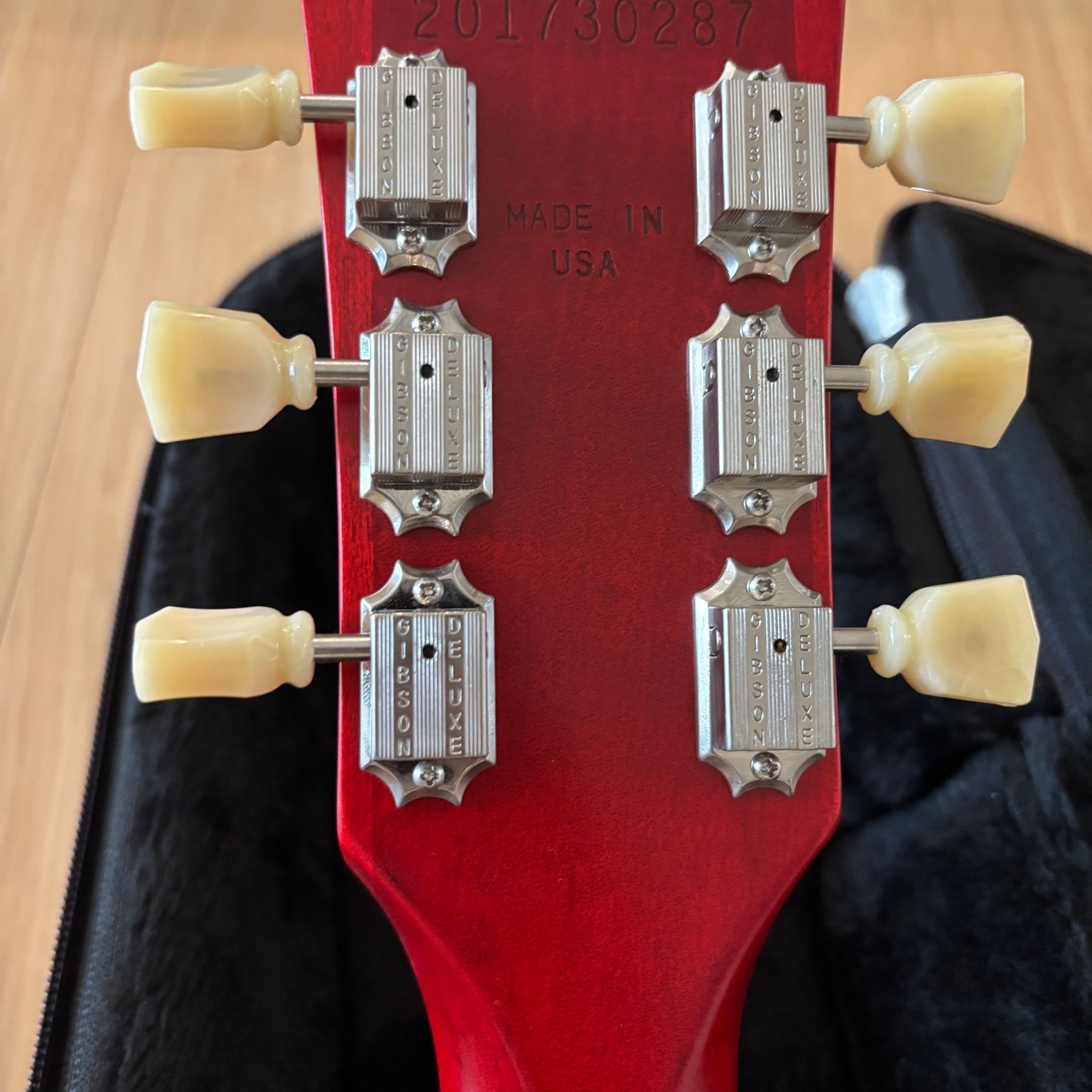 Gibson-Les Paul Tribute-3