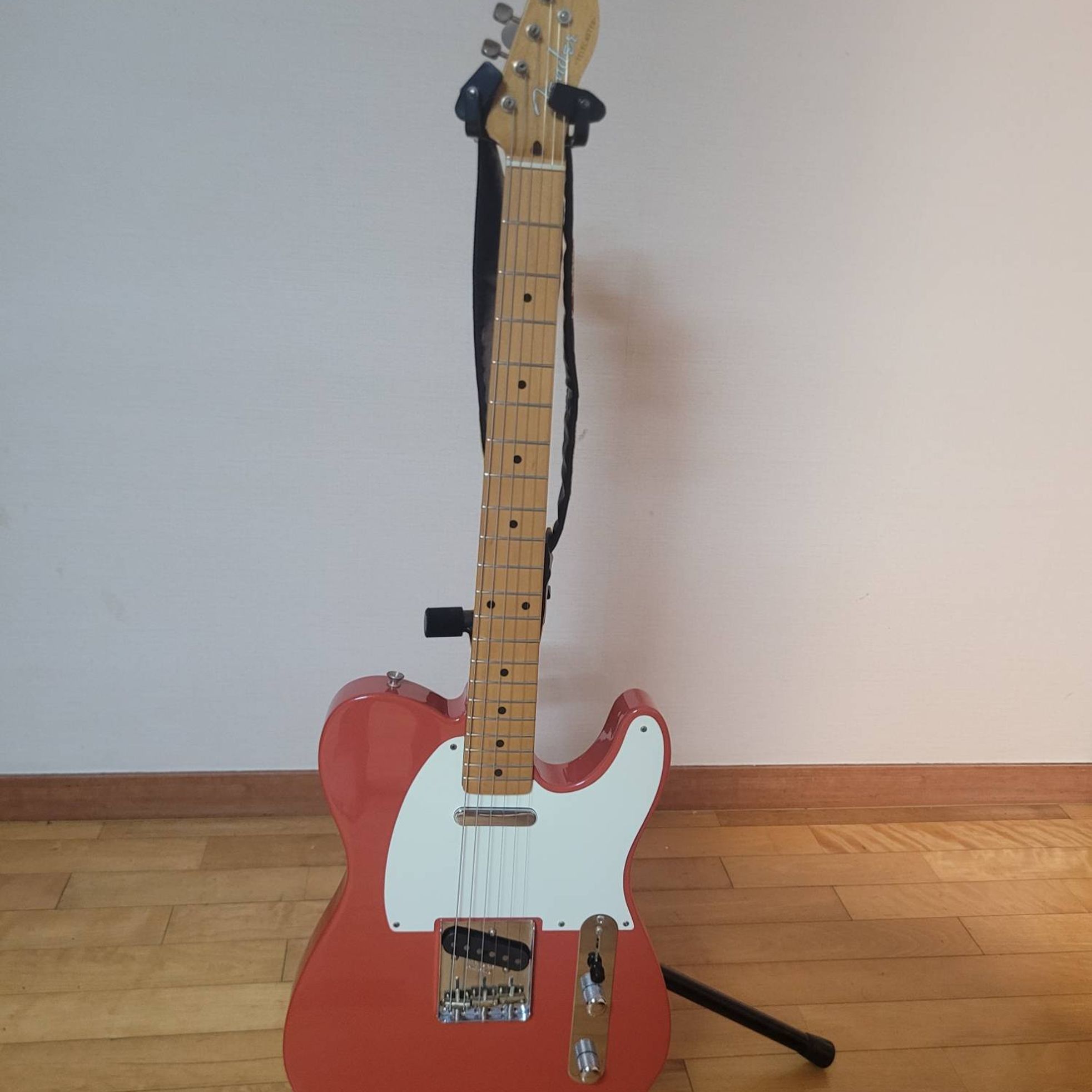 Fender-Vintera Telecaster-1