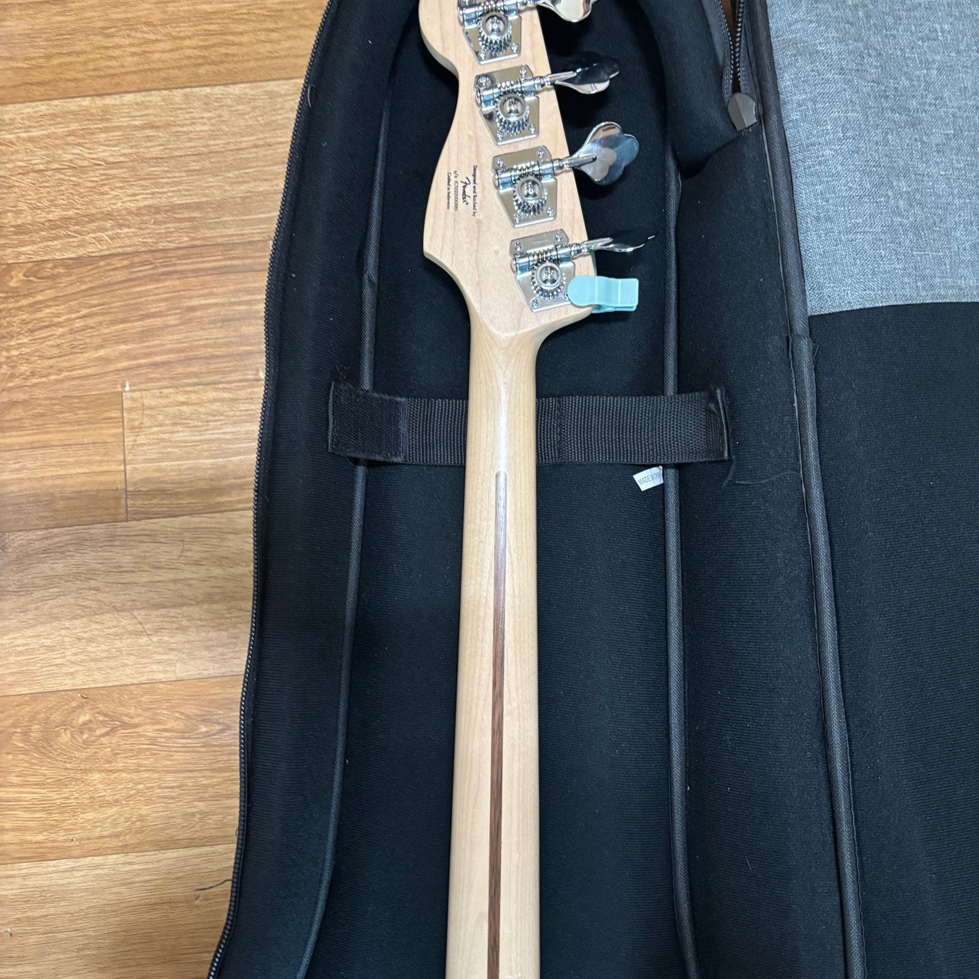 Squier-Affinity Jazz Bass-3