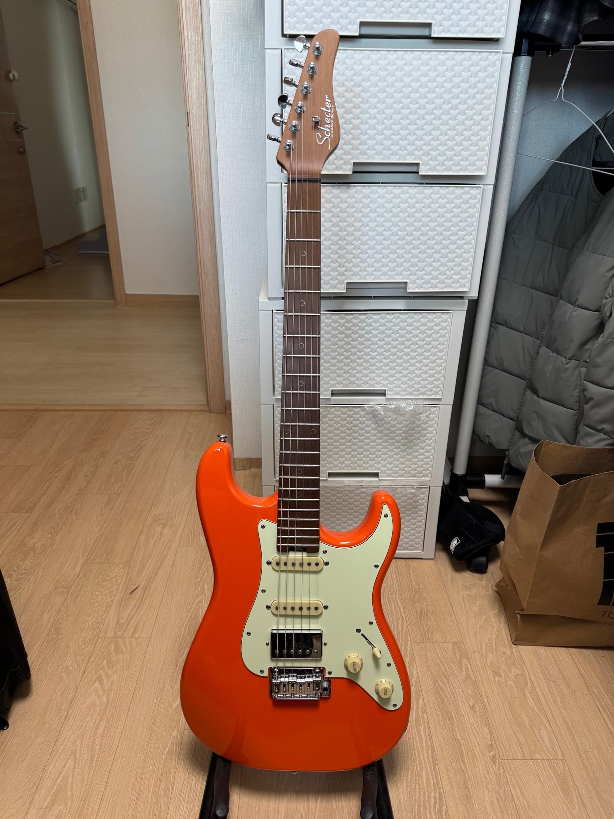 Schecter Nick Johnston Traditional HSS 아토믹오렌지