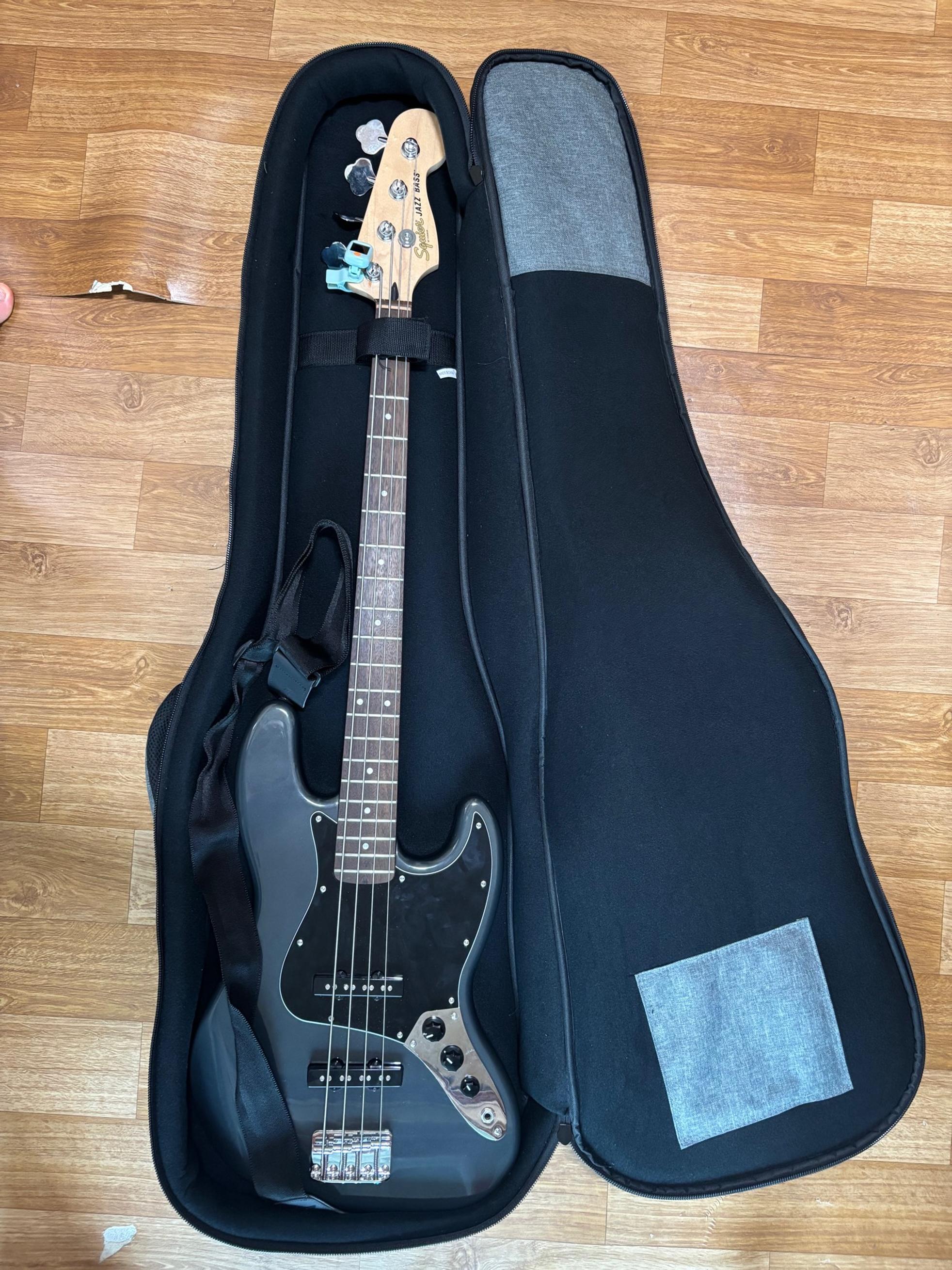 Squier 스콰이어 어피니티 재즈베이스 (챠콜)